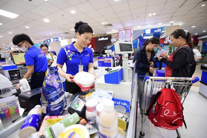 Saigon Co.op xem việc tiết giảm túi nilon là một lộ trình dài hạn, không chọn cách thúc ép hay thu phí khách hàng khi họ sử dụng túi nilon. Ảnh MINH XUÂN