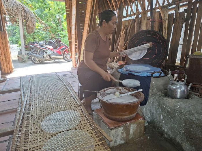  Nghề đúc bánh tráng truyền thống tại xã Phú Hoà Đông (TPHCM) đang được bảo tồn. Ảnh: ĐỨC TRUNG 