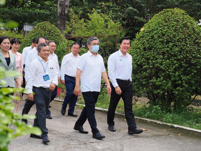  Phó Bí thư Thành ủy TPHCM Nguyễn Phước Lộc khảo sát khu đất số 37, Phú Châu, phường Tam Bình (Ảnh: HOÀNG HÙNG) 
