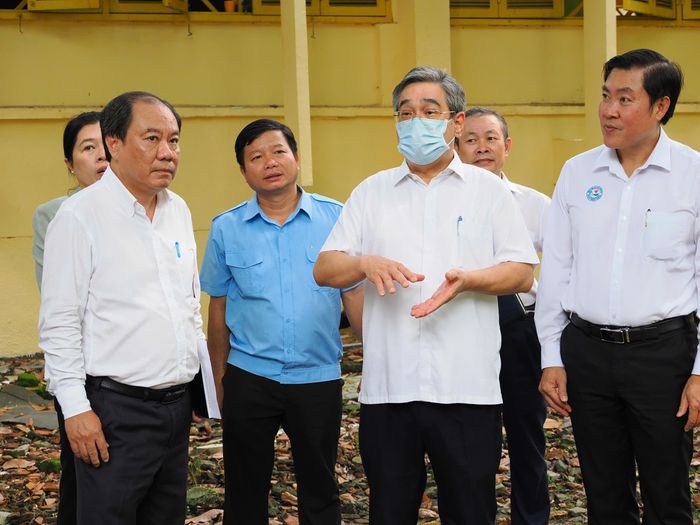  Phó Bí thư Thành ủy TPHCM Nguyễn Phước Lộc trao đổi với lãnh đạo Sở Y tế TPHCM về bố trí cơ sở dôi dư cho các cơ sở y tế (Ảnh: HOÀNG HÙNG) 