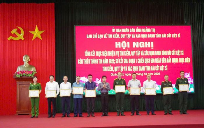  UBND tỉnh Quảng Trị đã tặng bằng khen cho 10 tập thể và 20 cá nhân có thành tích trong công tác tìm kiếm, quy tập và xác định danh tính hài cốt liệt sĩ năm 2026 