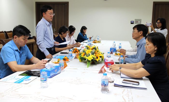 Đoàn giám sát của LĐLĐ TPHCM làm việc với BHXH Thành phố về công tác quản lý, thu - chi và xử lý nợ BHXH, BHYT, BHTN. ẢNH: HỒNG ĐÀO