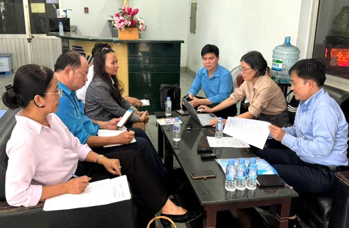 LĐLĐ TPHCM giám sát thực hiện BHXH cho người lao động tại Công ty TNHH Dệt Đông Tiến Hưng, ngày 15-10. ẢNH: HỒNG ĐÀO