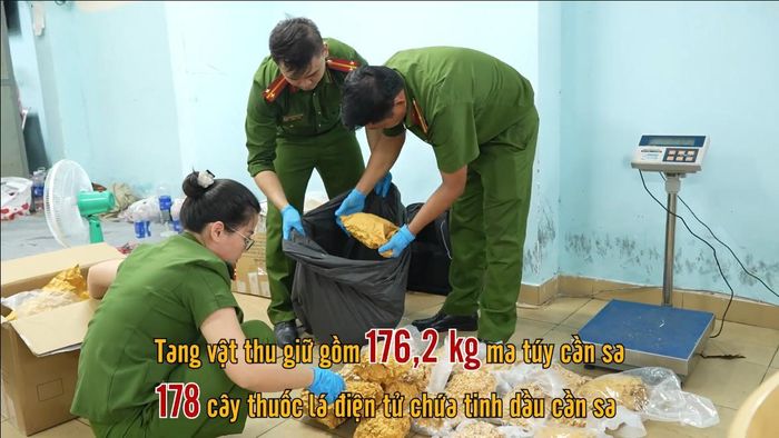 Công an thu giữ số lượng lớn tang vật. Ảnh: CATP 