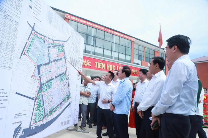  Phó Thủ tướng Lê Tiến Châu cùng đoàn công tác nghe báo cáo về quy mô Trường Phổ thông nội trú liên cấp Tiểu học và THCS Anh Sơn 