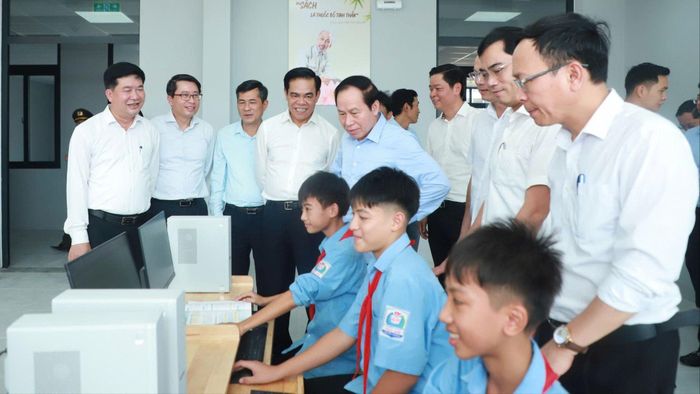  Phó Thủ tướng Lê Tiến Châu cùng đoàn công tác thăm lớp học tại Trường Phổ thông nội trú liên cấp Tiểu học và THCS Anh Sơn 