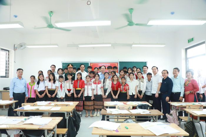  Phó Thủ tướng Lê Tiến Châu và đoàn công tác chụp ảnh lưu niệm cùng thầy và trò tại Trường Phổ thông nội trú liên cấp Tiểu học và THCS Môn Sơn 