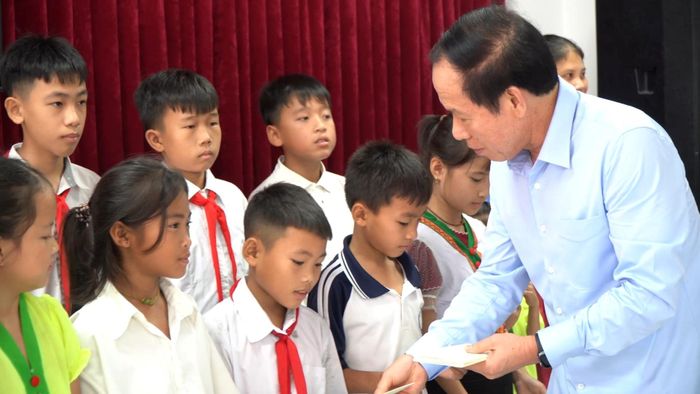 Phó Thủ tướng Lê Tiến Châu tặng quà cho học sinh 