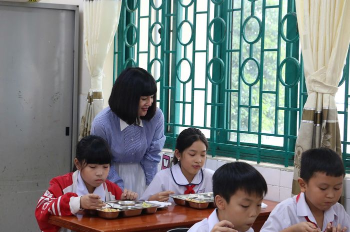 Học sinh Trường Tiểu học Hiệp Tân (phường Phú Thạnh) trong giờ ăn bán trú