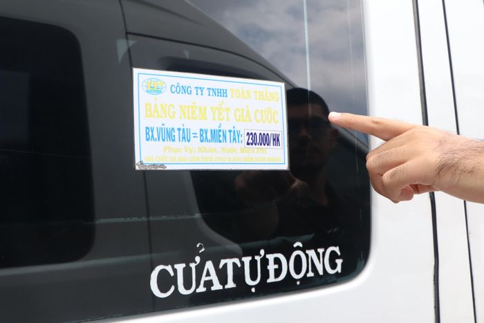 Nhà xe Toàn Thắng cho biết, một trong những điểm giúp nhận dạng xe chính hãng là tại cửa xe có niêm yết giá vé. Ảnh: THÀNH HUY