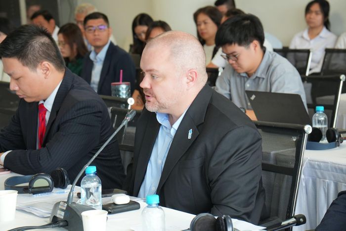  Một chuyên gia đóng góp ý kiến tại hội nghị. Ảnh: NHÂN LÊ 