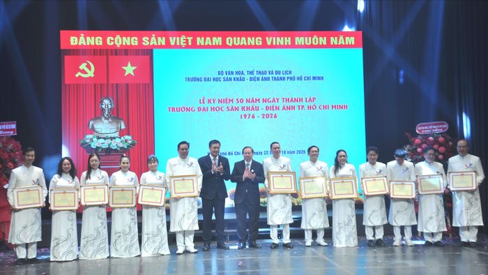 Các tập thể, cá nhân nhà trường nhận Bằng khen của Bộ trưởng Bộ VH-TT-DL. Ảnh: VĂN TUẤN 