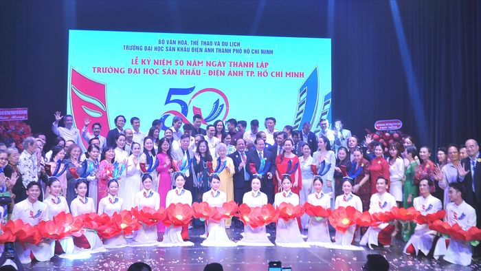  Đại diện lãnh đạo, khách mời tại Lễ kỷ niệm 50 năm Trường Đại học Sân khấu - Điện ảnh TPHCM. Ảnh: VĂN TUẤN 