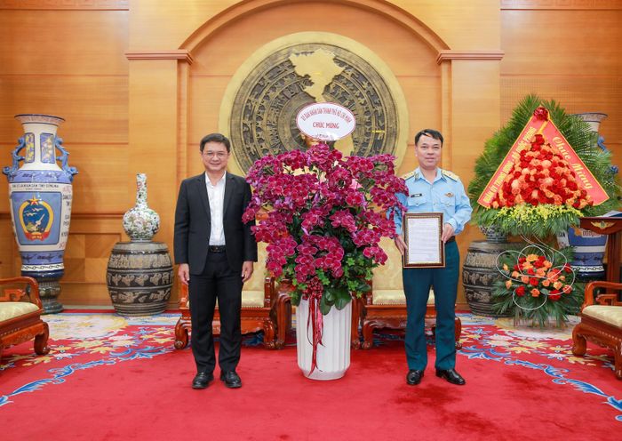  Đồng chí Nguyễn Mạnh Cường tặng hoa và trao Thư cảm ơn đến Thủ trưởng Quân chủng Phòng không - Không quân 