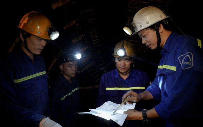 Anh Phạm Đình Duẩn cùng đồng nghiệp họp bàn, đề xuất phương án tối ưu khi làm việc. Ảnh: VINACOMIN