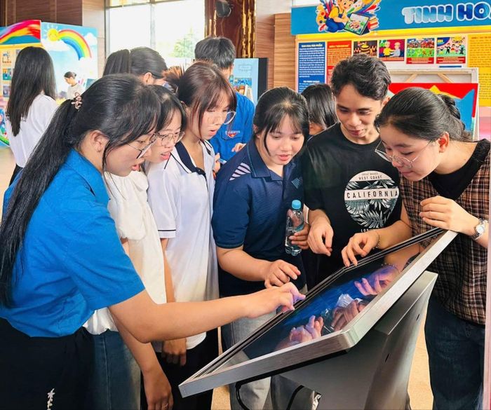 Khách tham quan Bảo tàng Tôn Đức Thắng trải nghiệm mini game tương tác cùng nội dung trưng bày