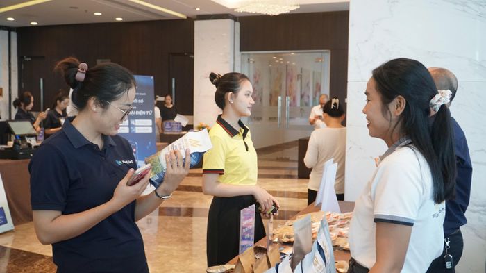 Khách tham quan tìm hiểu sản phẩm đặc trưng của Đà Nẵng tại không gian trưng bày bên lề hội thảo. Ảnh: XUÂN QUỲNH