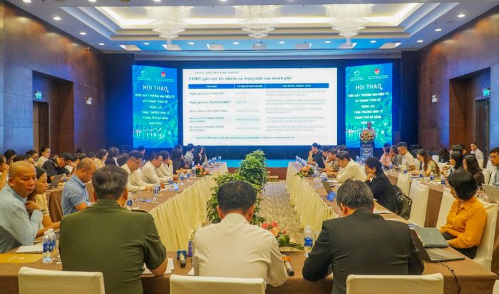 Đại diện các sở, ban ngành, chuyên gia và doanh nghiệp thảo luận về các giải pháp phát triển thương mại điện tử gắn với kinh tế số. Ảnh: XUÂN QUỲNH