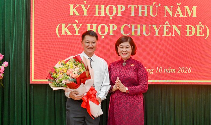  Đồng chí Hoàng Thị Tố Nga, Bí thư Đảng ủy, Chủ tịch HĐND phường Bến Thành, tặng hoa chúc mừng đồng chí Nguyễn Ngọc Văn 