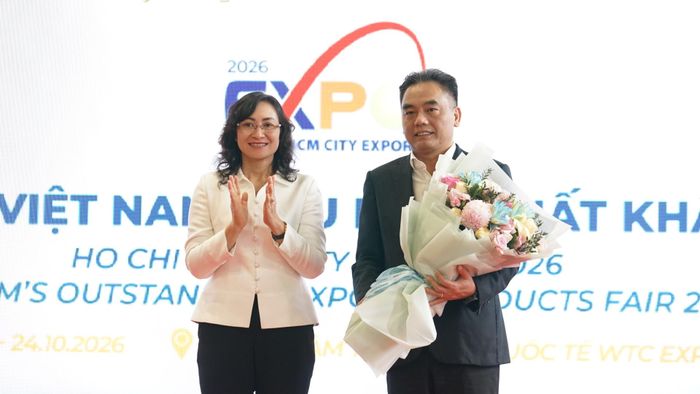  Thứ trưởng Bộ Công thương Phan Thị Thắng tặng hoa chúc mừng tại lễ khai mạc hội chợ. Ảnh: DUY TRẦN 