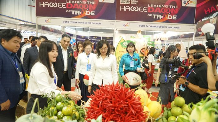  Các đại biểu tham quan các gian hàng tại hội chợ. Ảnh: DUY TRẦN 