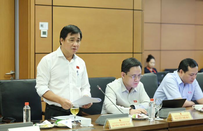 ĐB Dương Minh Tuấn (Đoàn TPHCM) phát biểu tại tổ. Ảnh: QUANG PHÚC 