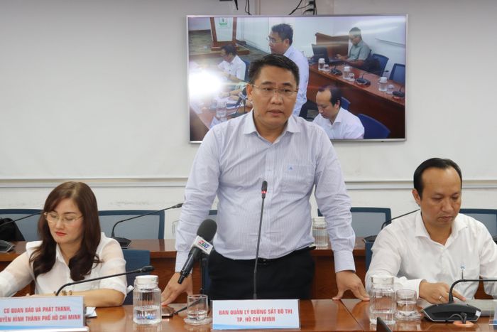  Ông Vũ Văn Vịnh, Phó Trưởng Ban quản lý đường sắt đô thị TPHCM thông tin tại họp báo. Ảnh: CẨM TUYẾT 