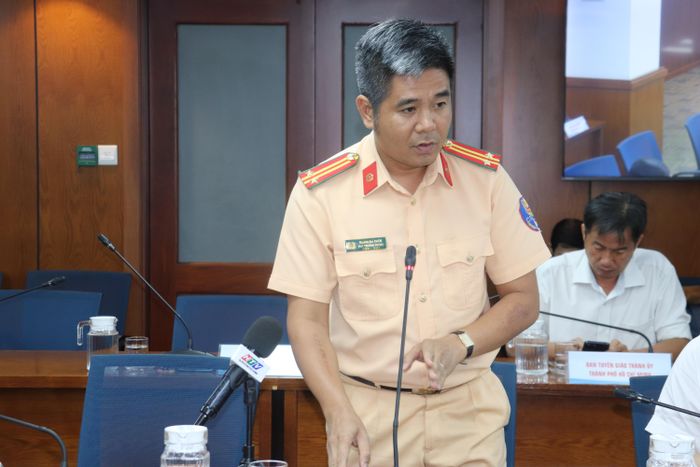  Trung tá Hoàng Bá Tuấn thông tin tại họp báo. Ảnh: CẨM TUYẾT 