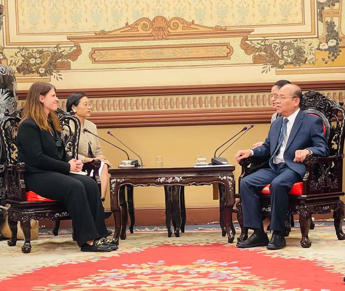 Phó Chủ tịch UBND TPHCM Trần Văn Bảy tại buổi tiếp bà Alexandra Smith, Tổng Lãnh sự Anh tại TPHCM. Ảnh: PHƯƠNG NAM