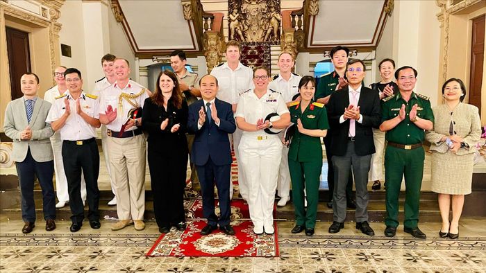 Phó Chủ tịch UBND TPHCM Trần Văn Bảy chụp hình lưu niệm cùng bà Alexandra Smith, Tổng Lãnh sự Anh tại TPHCM và Trung tá Helen Taylor, Chỉ huy tàu HMS SPEY của Hải quân Hoàng gia Anh, cùng các đại biểu. Ảnh: PHƯƠNG NAM