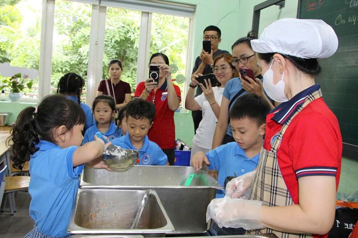 Phụ huynh thích thú khi cùng con tham gia giờ ăn mở