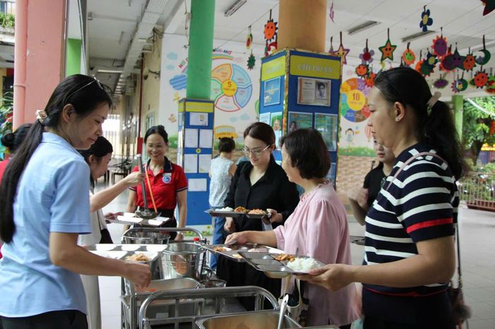 Phụ huynh sắm vai học sinh trải nghiệm bữa ăn bán trú