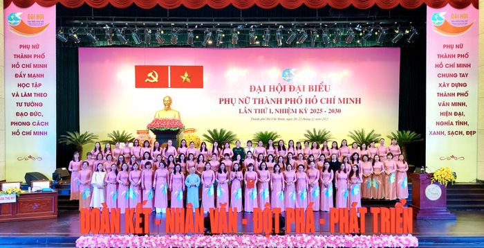 Ban Chấp hành Hội LHPN TPHCM nhiệm kỳ 2025-2030 ra mắt tại đại hội. Ảnh: HOÀNG HÙNG 