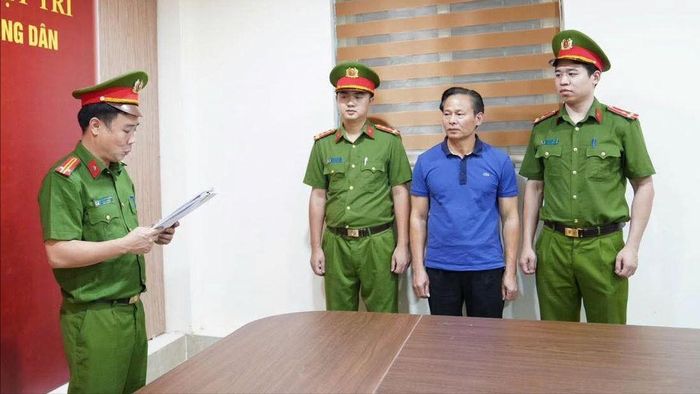  Cơ quan công an đọc lệnh khởi tố ông Đinh Thanh Tùng. Ảnh: CÔNG AN PHÚ THỌ 