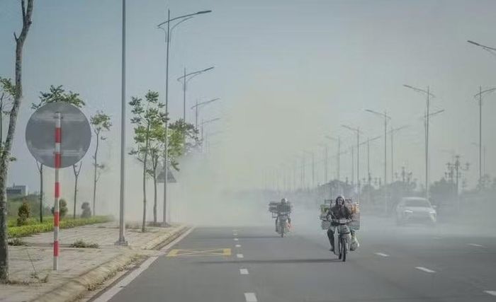 Khói rơm rạ bao phủ tuyến đường Nam Định - Lạc Quần - đường bộ ven biển thuộc địa bàn phường Hồng Quang (tỉnh Ninh Bình). (Ảnh: Minh Đức - Vũ Quỳnh/Tiền Phong).
