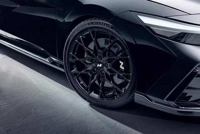 Bên cạnh bản tiêu chuẩn Basic Trim, Hyundai mang đến bản cao cấp Upper Trim bổ sung cánh gió phía sau bằng sợi carbon thiết kế mới cùng ốp gương chiếu hậu đồng màu, dù kích thước cánh gió đã được làm tiết chế hơn so với bản Elantra N TCR đua chuyên nghiệp.