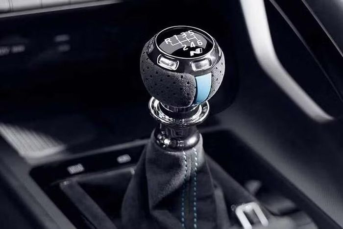 Elantra N Monochrome không có sự nâng cấp nào về cơ khí so với bản Elantra N tiêu chuẩn. Xe tiếp tục trang bị động cơ xăng 2.0L tăng áp 4 xi-lanh, sản sinh công suất tối đa 286 mã lực cùng mô-men xoắn cực đại 392Nm. Sức mạnh được gửi tới cầu trước thông qua hộp số sàn 6 cấp hoặc hộp số tự động ly hợp kép 8 cấp.