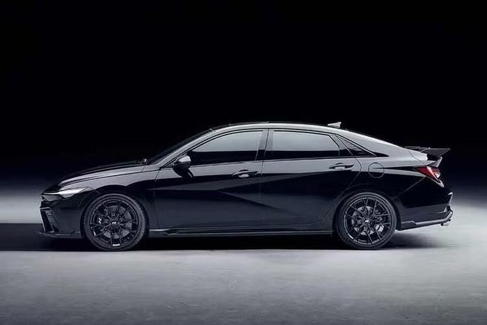 Thiết kế ngoại thất của Elantra N Monochrome 2026 đặc biệt loại bỏ hoàn toàn các chi tiết điểm nhấn màu đỏ quen thuộc trên bộ bodykit N. Thay vào đó, bộ khí động học được sơn cùng màu thân xe. Mâm xe sử dụng loại hợp kim rèn phối màu đen đồng bộ với heo phanh phía trong.