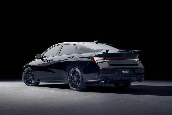 Cản trước của mẫu sedan thể thao Elantra N Monochrome đặc biệt này được bổ sung thêm mảng ốp màu đen nằm giữa các hốc gió. Phiên bản đặc biệt này chỉ cung cấp hai lựa chọn màu sơn ngoại thất gồm Đen Abyss Black Pearl và Xanh Performance Blue.