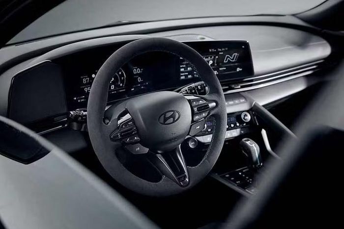 Khoang nội thất được phủ chất liệu Alcantara tại các vị trí như ghế ngồi, ốp cửa, vô-lăng và bệ tỳ tay trung tâm. Điểm nhấn cabin nằm ở các đường chỉ khâu màu xanh nhạt tương phản kết hợp cùng hệ thống nút bấm màu đen trên vô-lăng.