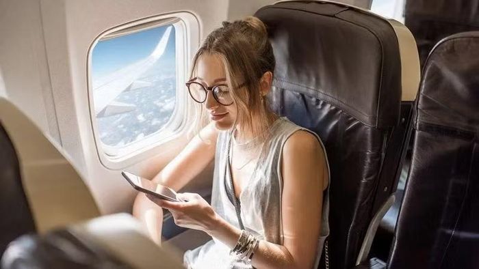 Chế độ máy bay giúp ngắt kết nối di động, trong khi Wi-Fi hoặc Bluetooth có thể được bật lại nếu hãng hàng không cho phép.