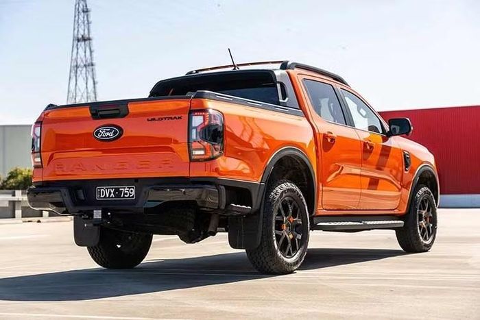 Ở khoang nội thất, Ranger 2027 dự kiến được nâng cấp trang bị tiêu chuẩn ngay từ phiên bản XL. Đáng chú ý, cấu hình này sẽ có màn hình giải trí trung tâm 12 inch và hệ thống điều hòa tự động hai vùng độc lập. Ngoài ra, Ford cũng tiếp tục mở rộng các tính năng an toàn chủ động.