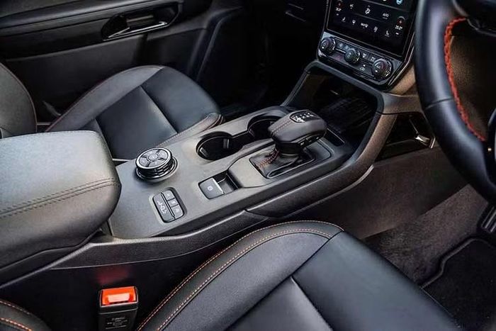Bảng màu ngoại thất được bổ sung Neptune Blue, đồng thời loại bỏ hai màu Carbonized Gray và Velocity Blue. Logo Ford nền đen cũng được thay bằng kiểu nền xanh truyền thống. Ngoài ra, khách hàng có thể lựa chọn bậc lên xuống dạng khung vòng kết hợp thanh bảo vệ dọc thân xe.