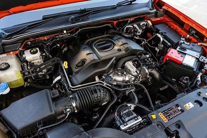 Hiện tại, Ranger Raptor sử dụng động cơ EcoBoost V6 3.0L tăng áp kép, sản sinh công suất 405 mã lực và mô-men xoắn cực đại khoảng 583 Nm. Trong khi đó, Bronco Raptor có công suất 418 mã lực và mô-men xoắn 597 Nm.