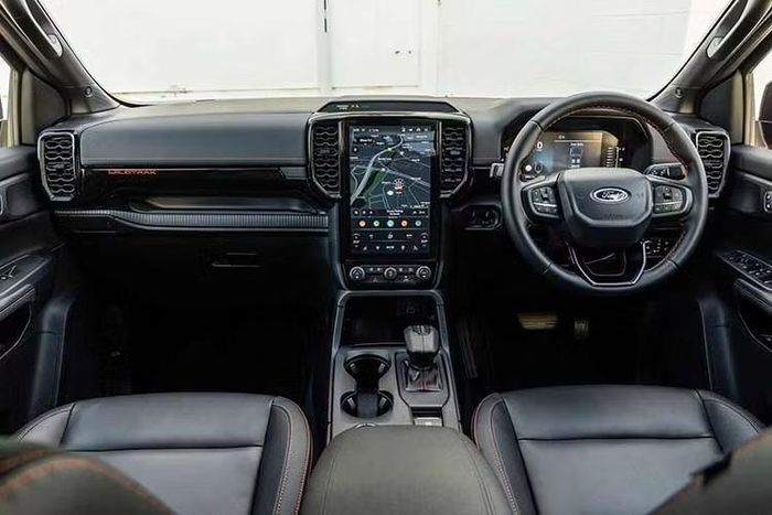 Tuy nhiên, Ford chưa xác nhận thông số động cơ V6 3.0L dành cho Ranger XLT và Lariat. Một khả năng được đề cập là hãng sẽ sử dụng cấu hình tương tự Bronco 2027, với công suất 380 mã lực và mô-men xoắn 597 Nm.