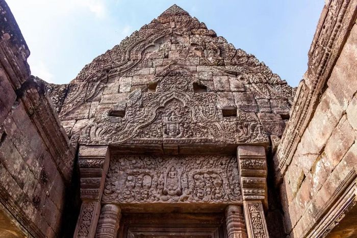 Tàn tích đền đá và những chi tiết kiến trúc Khmer cổ tại Vat Phou. Ảnh: Wikimedia Commons – Vat Phou