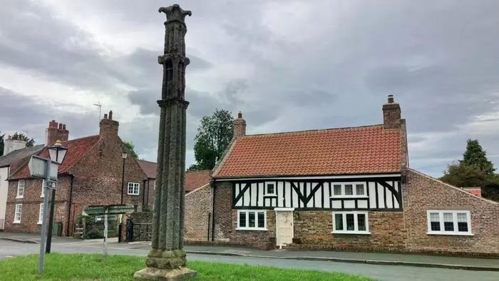 Cây thánh giá Battle Cross ở Aldborough, gần Boroughbridge, tưởng niệm trận chiến Boroughbridge năm 1322 được xác định là một trong các Mũi tên quỷ bị thất lạc.