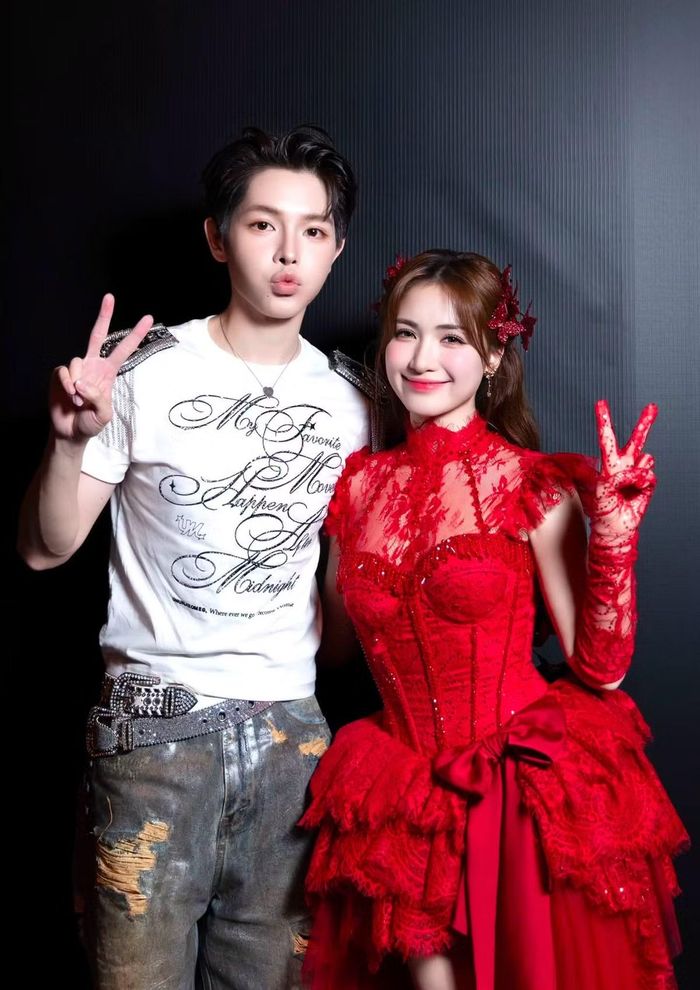 Hòa Minzy động viên Đức Phúc sau khi đàn em trải qua lần phẫu thuật thẩm mỹ thứ hai. Ảnh: FB Đức Phúc.
