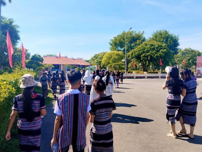 Học sinh đồng bào H're tại Quảng Ngãi thăm viếng Khu lưu niệm Thủ tướng Phạm Văn Đồng.