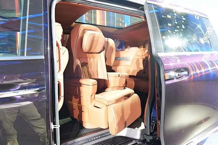 Về khả năng vận hành, mẫu MPV Luxeed Llounge này được trang bị hệ truyền động điện mở rộng phạm vi (REEV) kết hợp với bộ pin dung lượng 53,4 kWh. Trong hệ thống này, mô-tơ điện đảm nhận nhiệm vụ dẫn động chính, trong khi động cơ đốt trong đóng vai trò máy phát điện để gia tăng khoảng cách di chuyển.